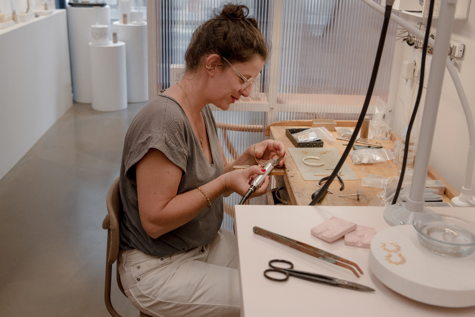 La dentelle et le bijoux, le savoir faire et la passion de Camille Darde, une artiste revelée à New york